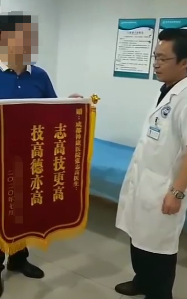 成都癫痫病医院大事件：【志高技更高，技高德亦高】癫痫学子高考后手捧锦旗致谢张志高主任